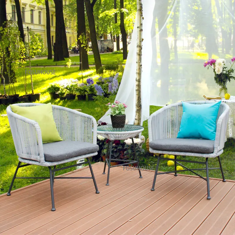 Современная вилла, внутренний двор, Балкон, ротанговый стул, маленький журнальный столик, комбинированное кресло для отдыха на открытом воздухе, пляжные стулья из ротанга Изображение 0